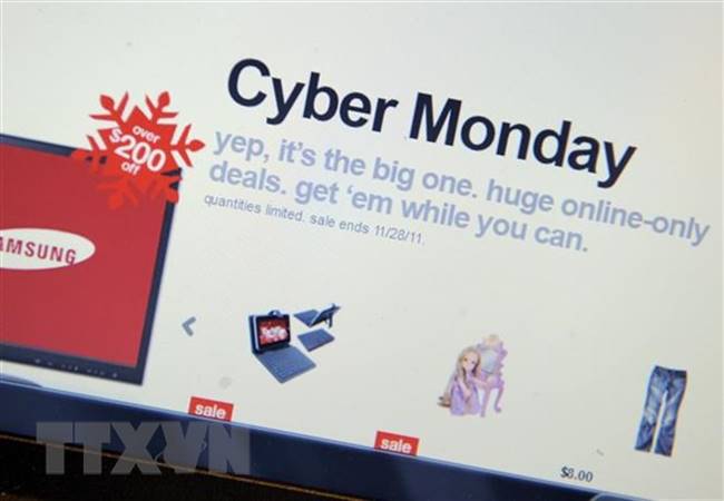 Quảng cáo về mua sắm trực tuyến trong ngày giảm giá Cyber Monday. (Ảnh: AFP/TTXVN)