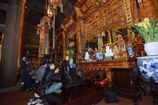 Bên trong công trình, ở vị trí trung tâm là Đại Hùng Bảo Điện, nơi quy tụ nhiều pho tượng Phật do các nghệ nhân tạc tượng nổi tiếng của Việt Nam chế tác. Phong cách bài trí tượng trong chùa tuân thủ nghiêm ngặt quy định của thiền phái Bắc tông. Đặc biệt, trong các ngày Rằm, mồng Một, các dịp lễ Tết, đây là điểm đến thiền tịnh, cầu an linh thiêng của tín đồ Phật tử cùng du khách thập phương.