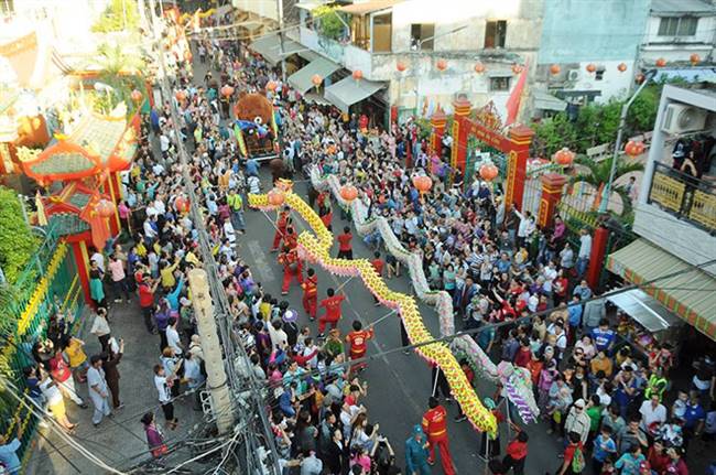 Đoàn diễu hành đi qua các tuyến đường Hải Thượng Lãn Ông, Châu Văn Liêm, Nguyễn Trãi, Trần Hưng Đạo… sau đó về Trung tâm văn hóa quận 5 để tổ chức đêm hội Nguyên tiêu.