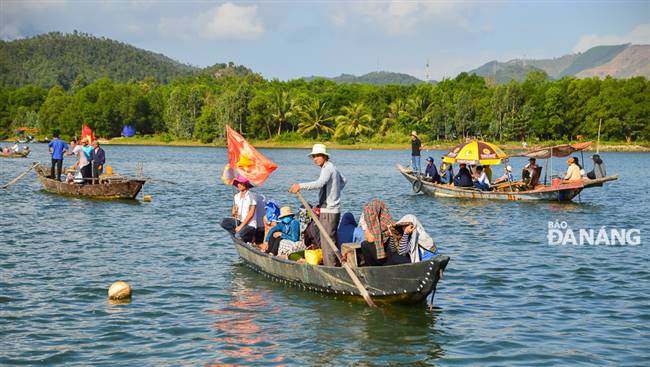 Người dân sống dọc hai bờ sông Cu Đê chèo thuyền cổ vũ cho các đội đua.