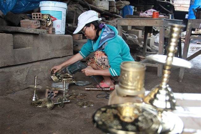 Người dân làng Phước Kiều trang trí những bộ lư để kịp ra bán những ngày giáp Tết- Ảnh: TRƯỜNG TRUNG