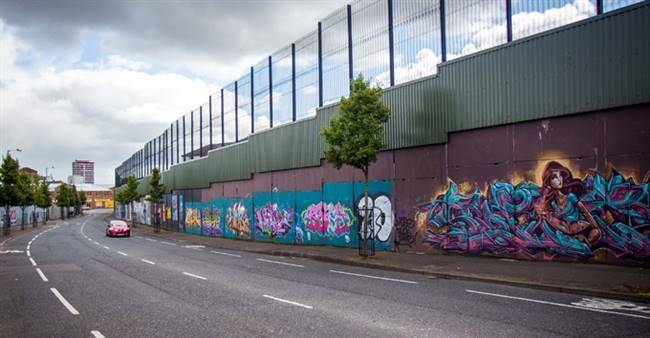 “Bức tường hòa bình” phân chia khu vực sống của cộng đồng người Công giáo và Tin lành tại Belfast, Bắc Ireland. Mặc dù hai bên đã đạt được thỏa thuận ngừng bắn từ năm 1994, nhưng bức tường vẫn được xây dựng ngày càng cao vì những cuộc tấn công đơn lẻ vẫn xảy ra. Nhiều đoạn tường cao đến 8 m trong đó phần bê tông cao 5 m, 3 m phía trên là hàng rào để ngăn chặn những phần tử quá khích ném vật cứng, bom xăng. Ảnh: Time Travel Turtle.