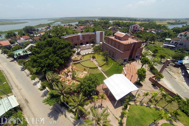 Công viên văn hóa đất nung Thanh Hà (làng gốm Thanh Hà, Hội An, Quảng Nam) được làm hoàn toàn từ gốm sứ, xây dựng trên diện tích 6.800 m2 với vốn đầu tư lên đến 22 tỷ đồng.