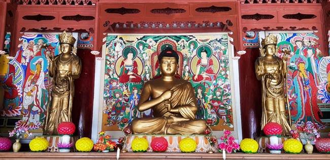 Từ kết cấu đến các vị phật thờ trong chùa đều mang đậm dấu ấn văn hóa phương Đông. Chính giữa chùa thờ tượng Phật tổ, hai bên là tượng Văn Thù và Phổ Hiền Bồ tát.