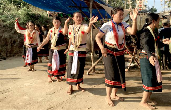 Điệu múa truyền thống của người Ca Dong. Ảnh: PHAN VINH