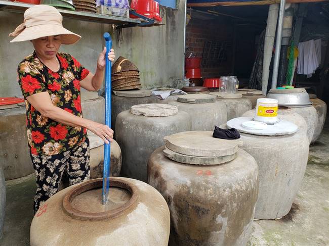 Người dân làng Nam Ô làm mắm truyền thống là ủ cá và muối trong những chum sành, xi măng để lưu giữ hương vị đặc trưng của nước mắm.