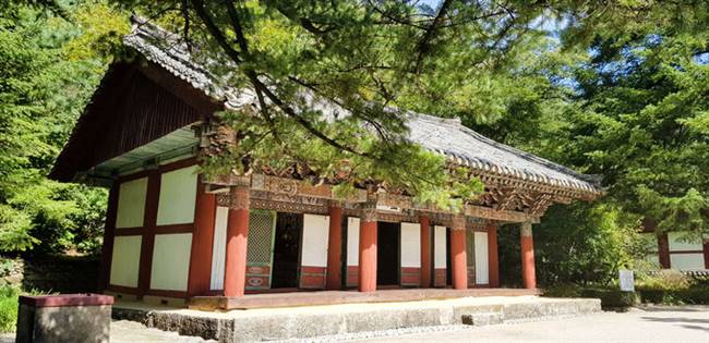 Du khách đến đây không chỉ nghe kể về lịch sử và chiêm ngưỡng ngôi chùa cổ nhất Triều Tiên mà còn được hòa mình vào thiên nhiên trong lành, yên tĩnh đặc trưng của vùng núi Myohyang.