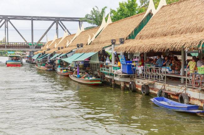 Các ngôi nhà tại chợ nổi Taling Chan cũng mang phong cách đặc trưng của Thái Lan, nên địa điểm thu hút rất đông du khách nước ngoài.