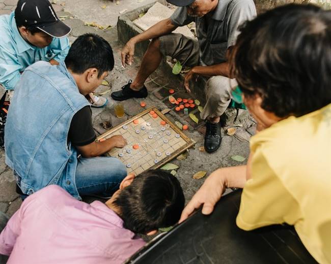 Một nhóm người chơi cờ tướng trên đường phố Hà Nội.