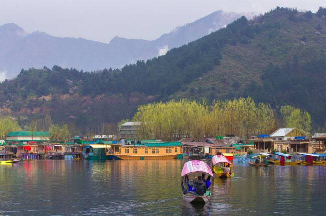 Hồ Dal, Ấn Độ: Hồ này nằm gần thành phố Kashmir và nổi tiếng với các ngôi nhà nổi bằng gỗ từ thời Victoria cùng chợ nổi ngay trên hồ.