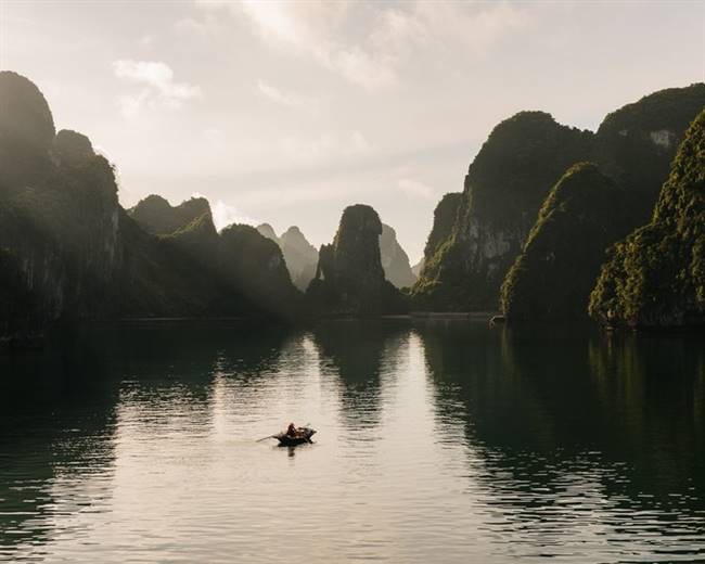 Những hòn đảo đá vôi và làn nước xanh màu ngọc lục bảo tại vịnh Hạ Long, Quảng Ninh.