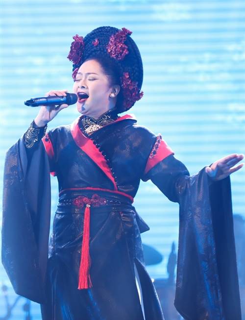 Như Quỳnh trình bày hai ca khúc "Người tình mùa đông" và "Duyên phận" trong bộ váy phom dáng kimono.