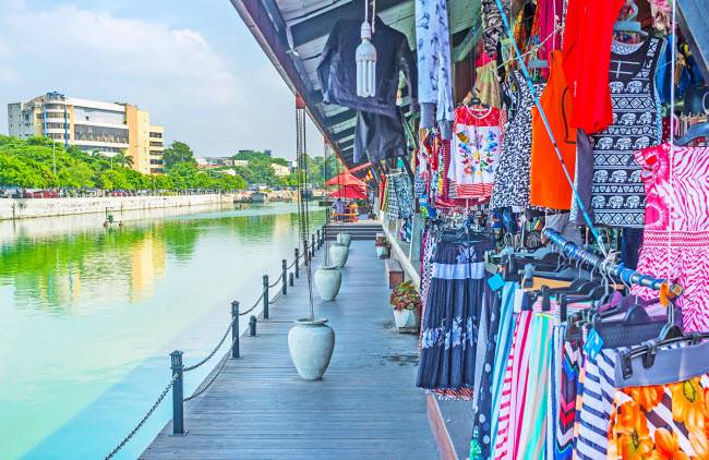 Chợ nổi Pettah thu hút đông người dân Sri Lanka và du khách nước ngoài.