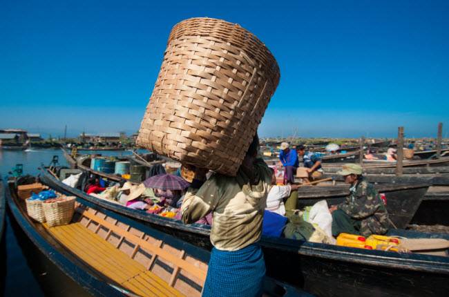 Hồ Inle, Myanmar: Hơn 200 thành phố và ngôi làng hình thành trên bờ của hồ tuyệt đẹp. Nơi đây cũng nổi tiếng với chợ nổi nhộn nhịp cả ngày.