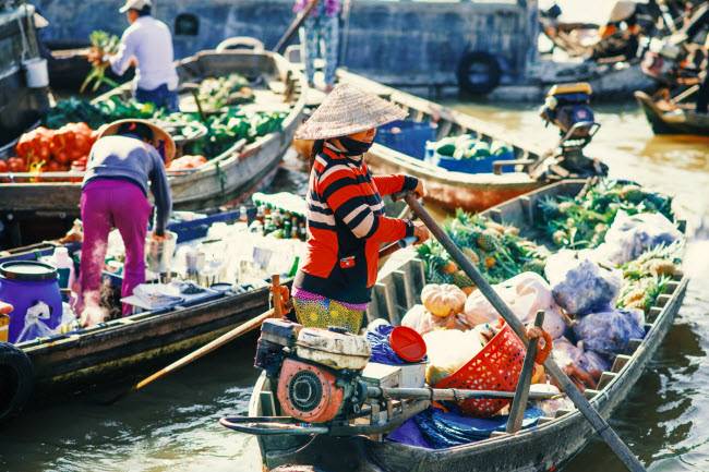 Chợ nổi Phong Điền thường họp vào lúc sáng sớm. Các sản phẩm được bán nhiều nhất tại chợ là trái cây và rau.