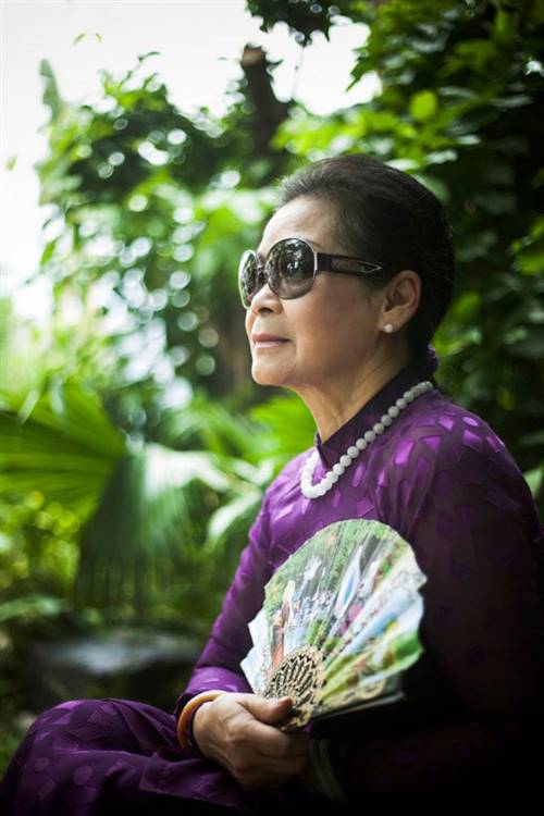 Là một nữ ca sĩ nổi danh tại Việt Nam và sân khấu hải ngoại, cho tới giớ Khánh Ly vẫn chỉ tự nhận mình là "nữ hoàng chân đất".