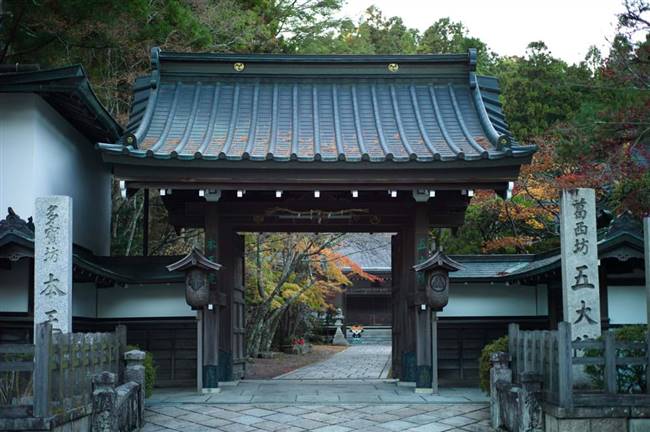 Một ngôi chùa có phòng trọ cho khách (shukubo) tại Koyasan