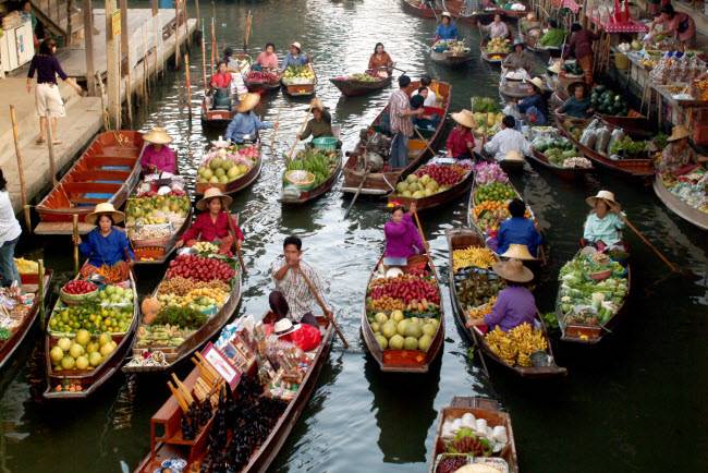 Damnoen Saduak, Thái Lan: Chợ nổi là một trong những điểm du lịch hấp dẫn nhất ở Thái Lan. Chợ nổi Damnoen Saduak cách thành phố Bangkok khoảng 100km và rất hấp dẫn du khách.