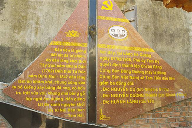 Bia di tích về giếng làng Hà Quang, nơi thành lập chi bộ đảng đầu tiên của xã Tam Tiến. Ảnh: ĐIỆN NGỌC