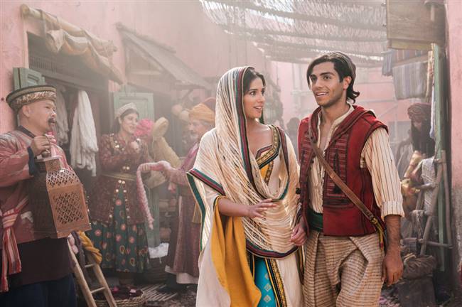 Aladdin ((Mena Massoud thủ vai) và công chúa Jasmine (Naomi Scott) trong phiên bản người đóng, một bộ phim được nhà Disney đầu tư công phu sẽ ra mắt vào ngày 24-5 tới - Ảnh: IMDB