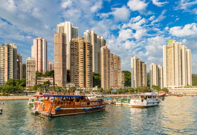 Aberdeen, Hong Kong: Ngôi làng nổi Aberdeen thu hút du khách từ khắp nơi trên thế giới. Bạn có thể chèo thuyền và tận hưởng phong cảnh tuyệt đẹp ở đây.