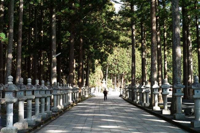 Lối vào nghĩa trang Okunoin, nơi yên nghỉ của hơn 200.000 tu sĩ Phật giáo