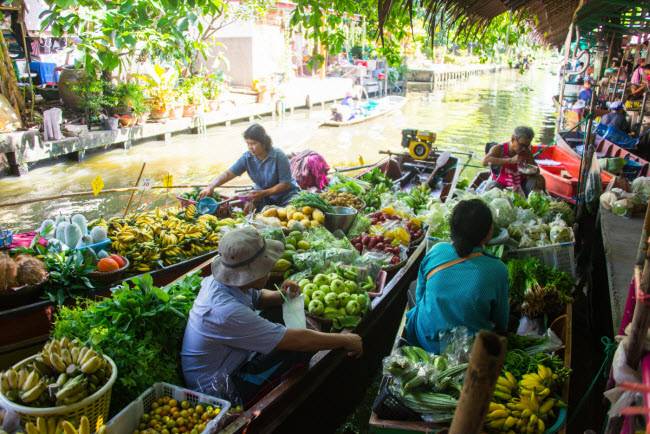 Khlong Lat Mayom, Thái Lan: Chợ nổi này nhỏ hơn Amphawa và Damoen Saduak, nhưng các nhà hàng ở đây phục vụ nhiều loại đồ ăn hợp khẩu vị của du khách.