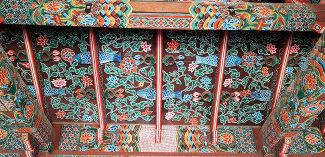 Hiện tại, chùa vẫn còn nhiều chi tiết kiến trúc cổ với những nét hoa văn được chạm trổ tỉ mỉ trên nền gỗ. 