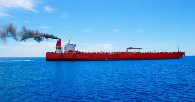 Tàu chở dầu thô cung ứng cho nhà máy lọc dầu Dung Quất xả khói đen ngòi ở vùng biển Dung Quất.