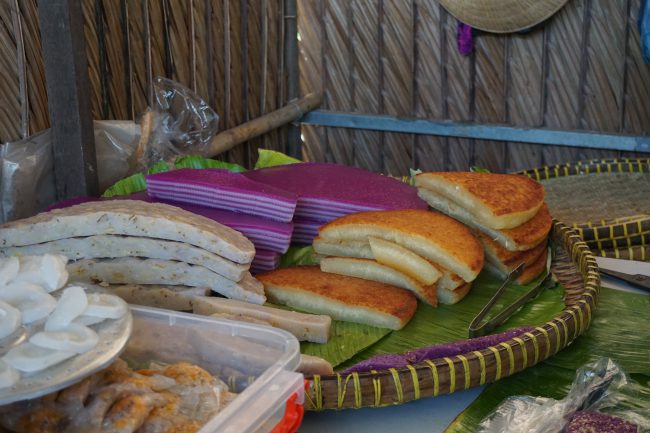 Các loại bánh dân gian được chuẩn bị sẵn theo yêu cầu của khách du lịch