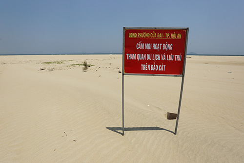 Chính quyền Hội An cắm biển cấm lên cồn cát.