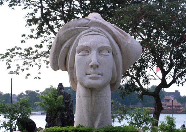 Tượng "Cô gái Việt Nam" do họa sĩ, điêu khắc gia Lê Thành Nhơn tặng cho Huế được đặt trong công viên Lý Tự Trọng, bên dòng sông Hương trước mặt trường THPT Hai Bà Trưng.