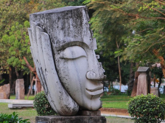 Bức tượng "Giấc ngủ ở Huế" cao 1,7 m, rộng 1m do nhà điêu khắc Paiyan Banjongklieng (Thái Lan) tạc từ đá cẩm thạch trắng và sắt không rỉ. Tượng đặt trong công viên Phú Xuân trước Kinh thành Huế.