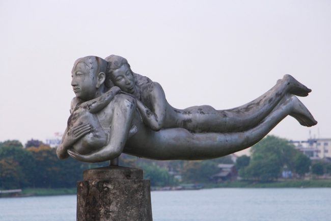 Bức tượng "Gia đình" với cảnh người phụ nữ nằm trên người đàn ông đang ôm con, được đặt bên dòng sông Hương, sát bến thuyền Tòa Khâm.