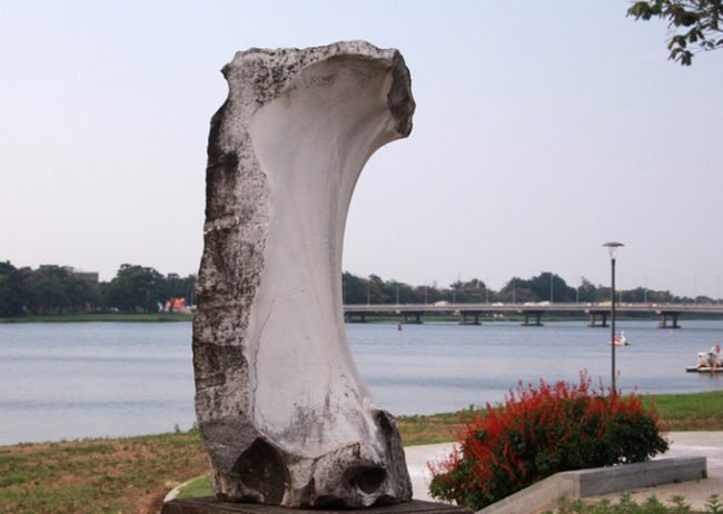 Bức tượng "Sự xói mòn" cao 2,5 m, rộng 1m, dày 1m do điêu khắc gia Herve Benerd (Thụy Sỹ) sáng tạo, được đặt trong công viên Lý Tự Trọng, sát mép nước.