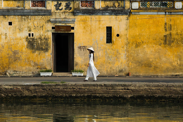 Theo Réhahn, nét đặc trưng của phố cổ Hội An là những bức tường vàng phủ màu thời gian. Anh quyết định chuyển đến Hội An sinh sống vào năm 2011 sau chuyến đi cùng một tổ chức phi lợi nhuận đến Việt Nam năm 2007.