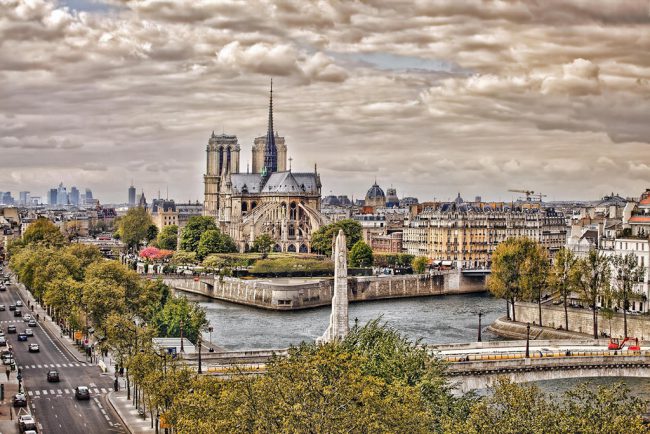 Kiệt tác Gothic này nằm trên đảo Île de la Cité bên bờ sông Seine. Những viên đá nền móng của nhà thờ được đặt từ năm 1163. Đây là điểm tham quan không thể bỏ qua khi ghé thăm Paris, cho du khách chiêm ngưỡng hàng trăm năm lịch sử hiện hữu trong kiến trúc tuyệt đẹp. Ảnh: Picturesmani.