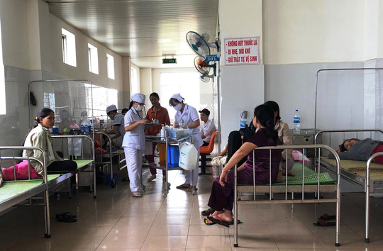 Bệnh nhân nằm ngoài hành lang Bệnh viện Đa khoa Quảng Ngãi. Ảnh: Tử Trực