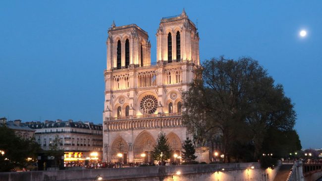 Nhà thờ Đức Bà Paris trong đêm - Ảnh: AP
