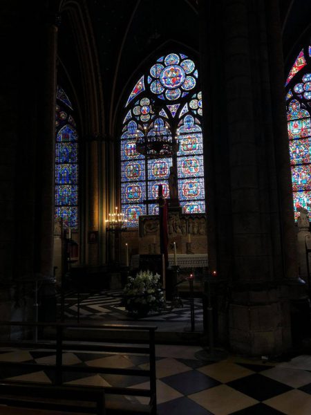 Cửa kính hình hoa hồng nhìn từ bên trong nhà thờ Đức bà Paris - Ảnh: THE DENVER CHANNEL