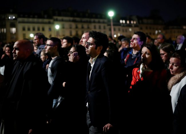 Người dân Paris bàng hoàng trước thảm kịch cháy nhà thờ Đức Bà Paris - Ảnh: REUTERS