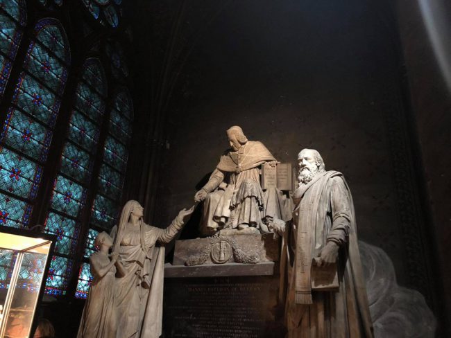 Các bức tượng bên trong Nhà thờ Đức bà Paris - Ảnh: THE DENVER CHANNEL