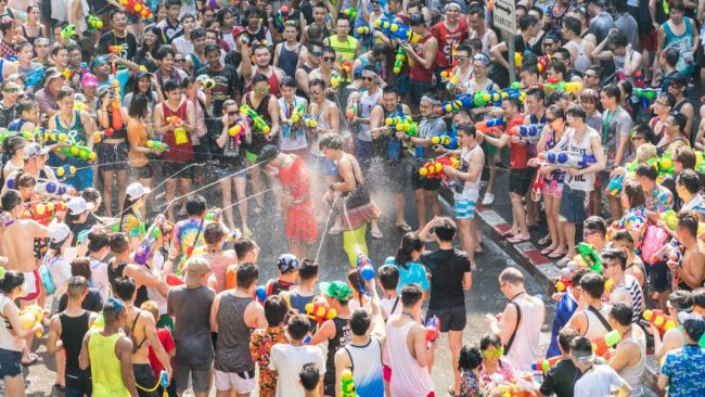 Tết té nước Songkran của người Thái Lan được mệnh danh là "đại chiến súng nước lớn nhất thế giới". Lễ hội năm nay diễn ra từ 13 tới 15/4. Không chỉ té nước vào nhau để cầu chúc may mắn, dịp mừng năm mới của người Thái còn được du khách hưởng ứng bằng trò bắn súng nước. Ảnh: Lovepattayathailand.