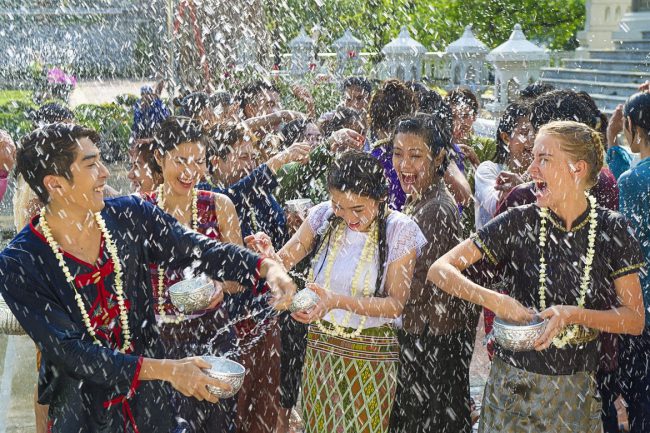 Chiang Mai được xem là thủ phủ của lễ hội Songkran, nơi đây vẫn còn lưu giữ nhiều phong tục truyền thống của người Thái Lan. Vì mật độ du khách đổ về Thái Lan dịp lễ rất đông, tỷ lệ thương vong do tai nạn trong những ngày này cũng tăng cao, du khách luôn được khuyến cáo tự bảo vệ mình khi tham gia lễ hội. Ảnh: Star2.