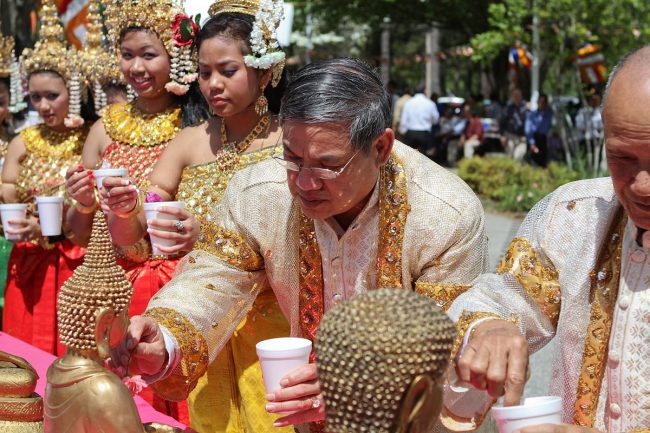 Chol Chnam Thmay (14-16/4) là lễ hội té nước mừng năm mới của người Campuchia. Trong ba ngày đầu năm, những ngôi chùa trên đường chính hướng về Hoàng cung đều sáng rực đèn hoa. Vào đêm giao thừa, người dân thắp nhang đèn đưa tiễn thần Téveda để rước thần Téveda Thmay vào nhà. Ngày thứ hai là lễ dâng cơm vào bình bát của nhà sư để thể hiện lòng thành kính. Ảnh: Wiki.