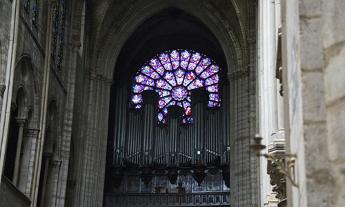 Khung cảnh bên trong Nhà thờ Đức Bà Paris sau khi đám cháy tối 15/4 được dập tắt. Ảnh: AFP.