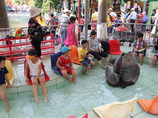 Công viên nước Đầm Sen thu hút đông người lớn và trẻ em vào trốn nóng.