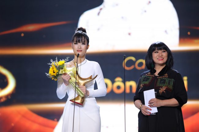 Đông Nhi cũng nhận được giải thưởng Ca sĩ của năm sau hơn 10 năm hoạt động miệt mài. Nữ ca sĩ đã bật khóc khi nhận chiếc cúp danh giá từ nghệ sĩ Cẩm Vân.