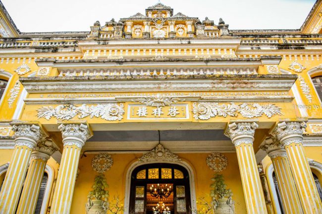 Vào thời điểm xây dựng lầu Khải Tường, nền văn hóa của Tây phương nói chung, nền mỹ thuật Pháp nói riêng đã ảnh hưởng đến Việt một cách mạnh mẽ. Điều này thể hiện rõ từ vật liệu xây dựng, phong cách kiến trúc đến nghệ thuật trang trí nội ngoại thất của tòa nhà.