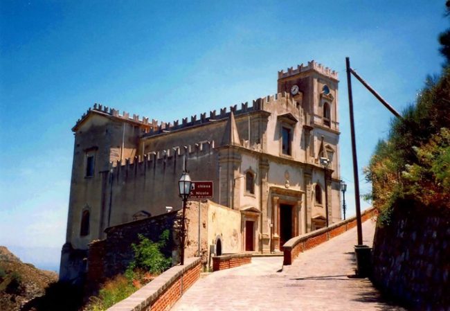 Nhà thờ San Nicolo là bối cảnh cho đám cưới của Michael Corleone và Appollonia. Trong phim, cặp đôi đi xuống con dốc bên ngoài nhà thờ, theo sau họ là gia đình và ban nhạc. Ảnh: Unusual Places.